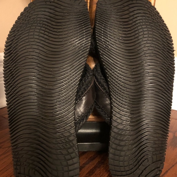 Saks Fifth Avenue Collection Leather Criss-Cross Sandals Maid in Italy. Size 11 - Picture 5 of 6